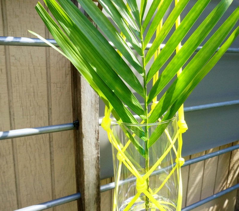 DIY hanging vase with a tropical look