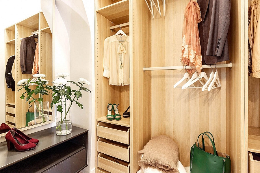 Dashing walk-in closet for the modern home