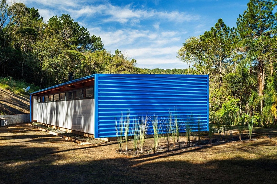 Front facade of Residencia OZ offers ample privacy