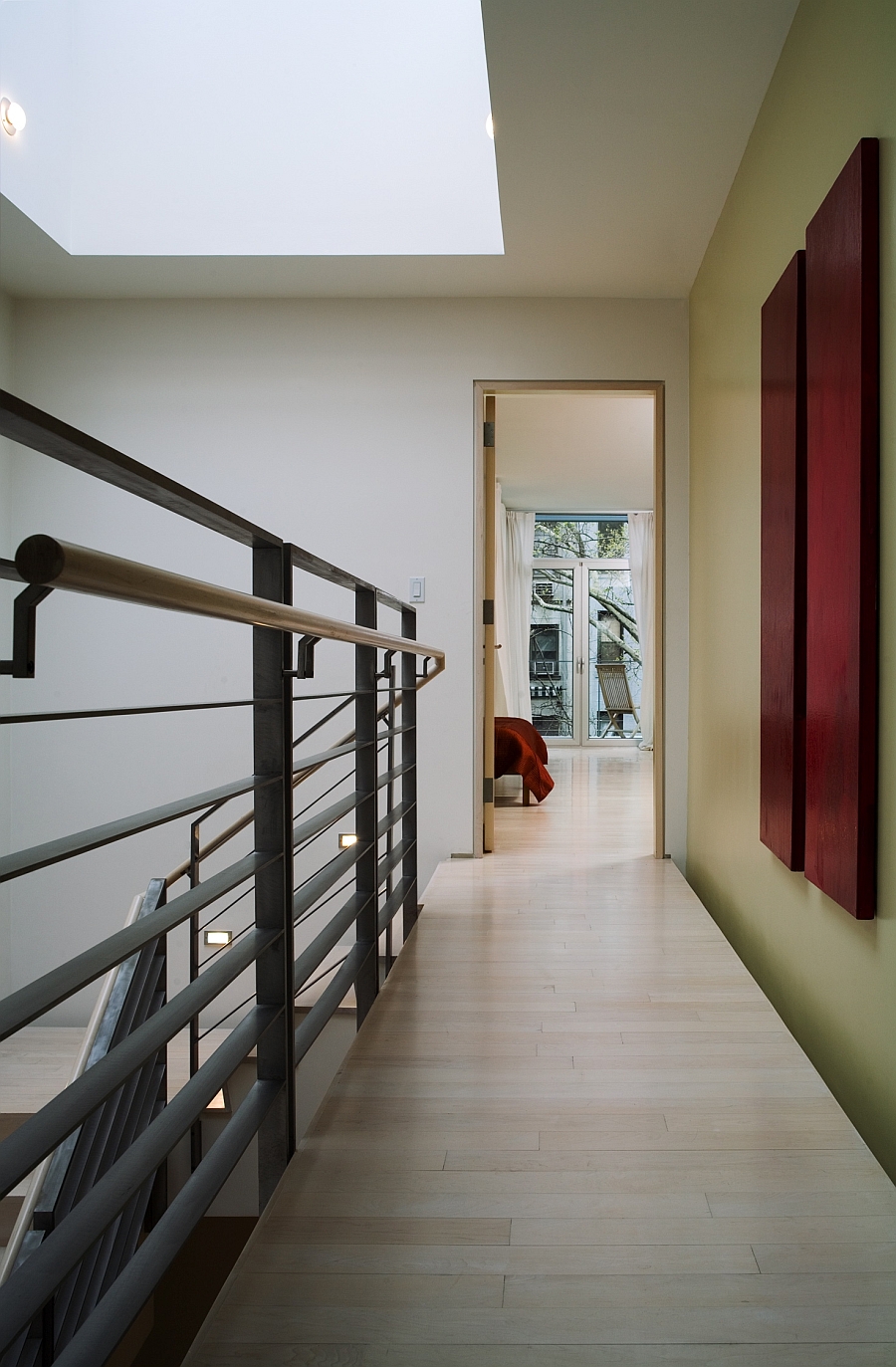 Interior that presents a wonderful balance between steel and wood