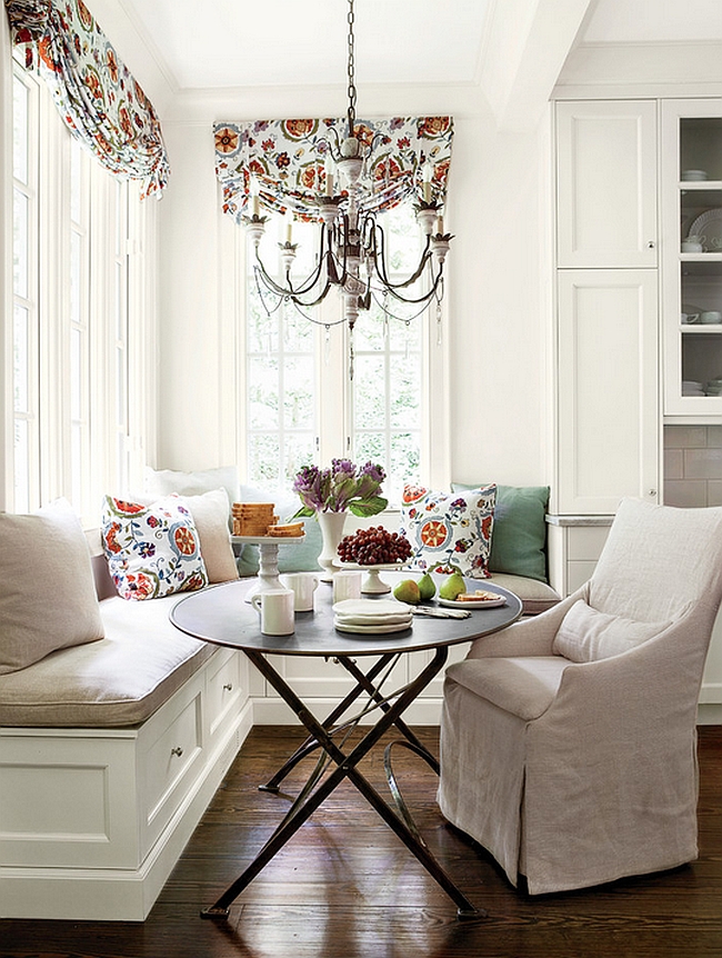 Lovely little breakfast nook in the corner [Design: Southern Living]