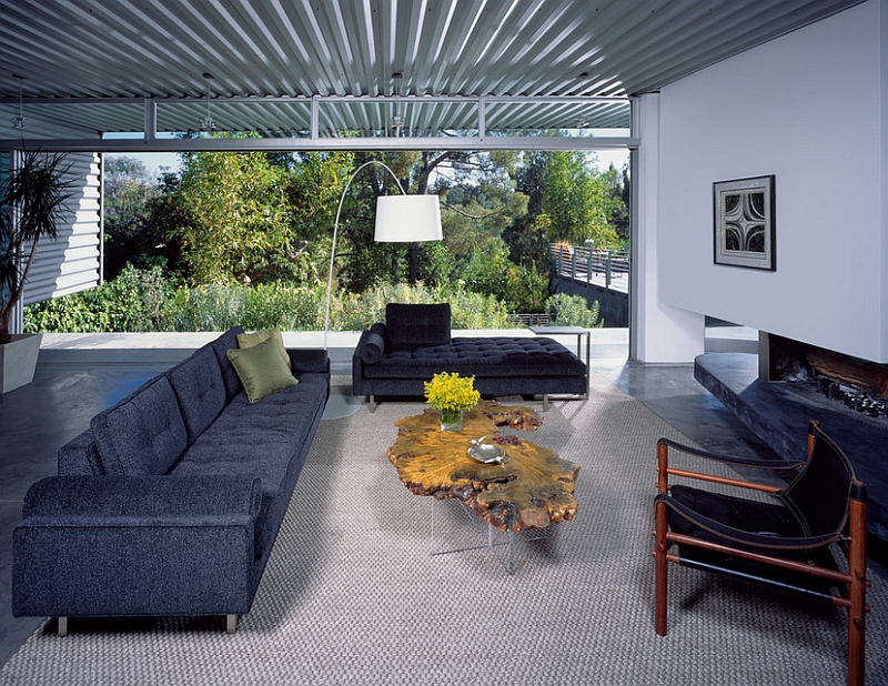 Midcentury modern living room with a masculine color scheme [By: Kenneth Brown Design]