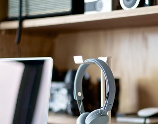 Exclusive: Stylish Headphone Hanger For Some Golden Glint on Your Desk