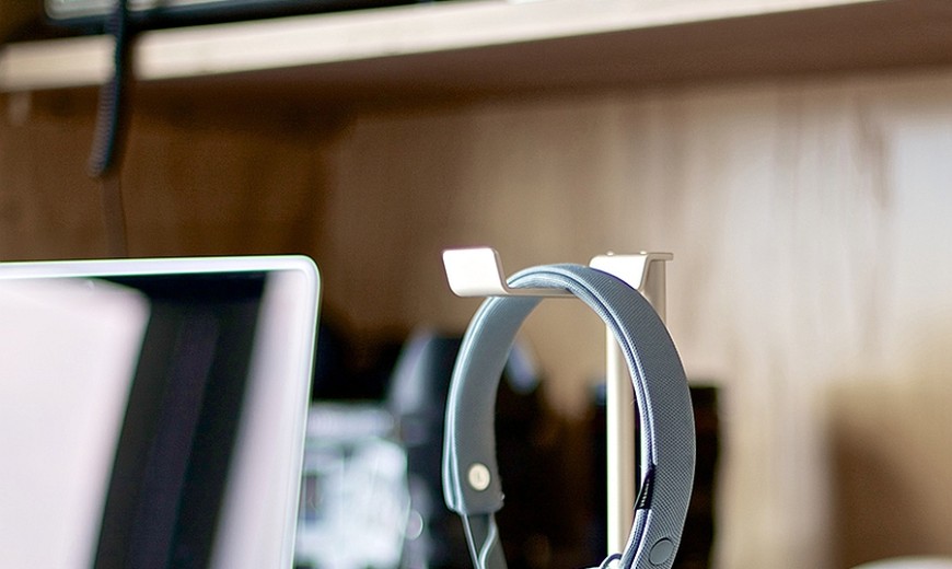 Exclusive: Stylish Headphone Hanger For Some Golden Glint on Your Desk