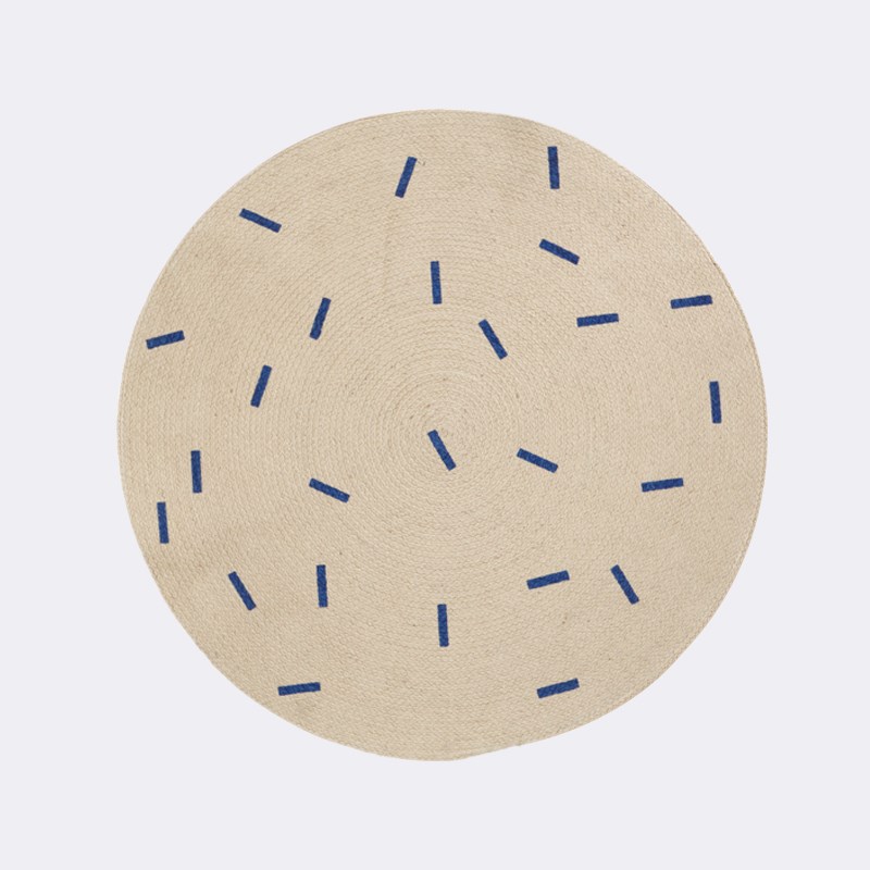 Round rug with a stick pattern