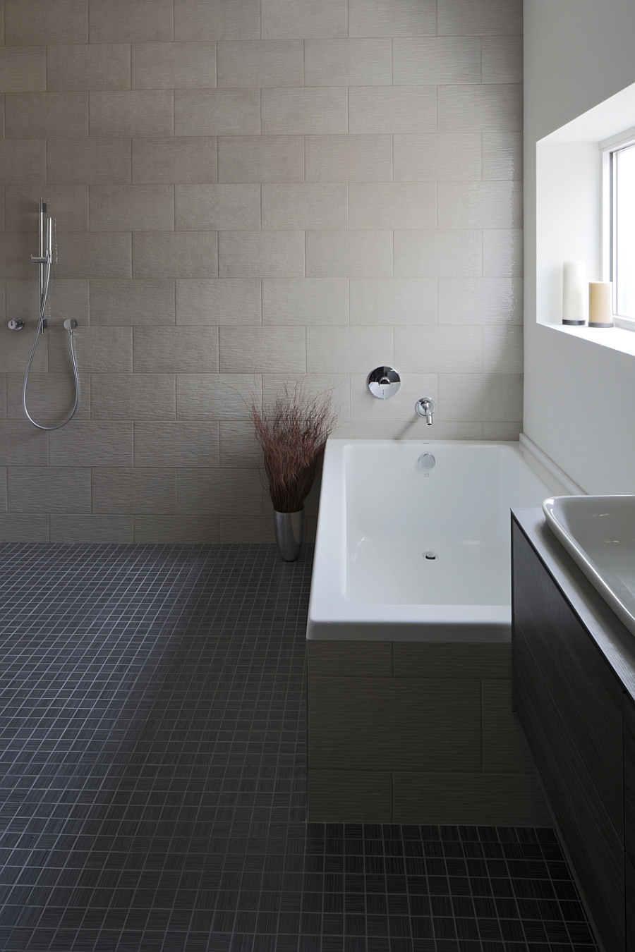 Simple and stylish modern bathroom with a soothing ambiance