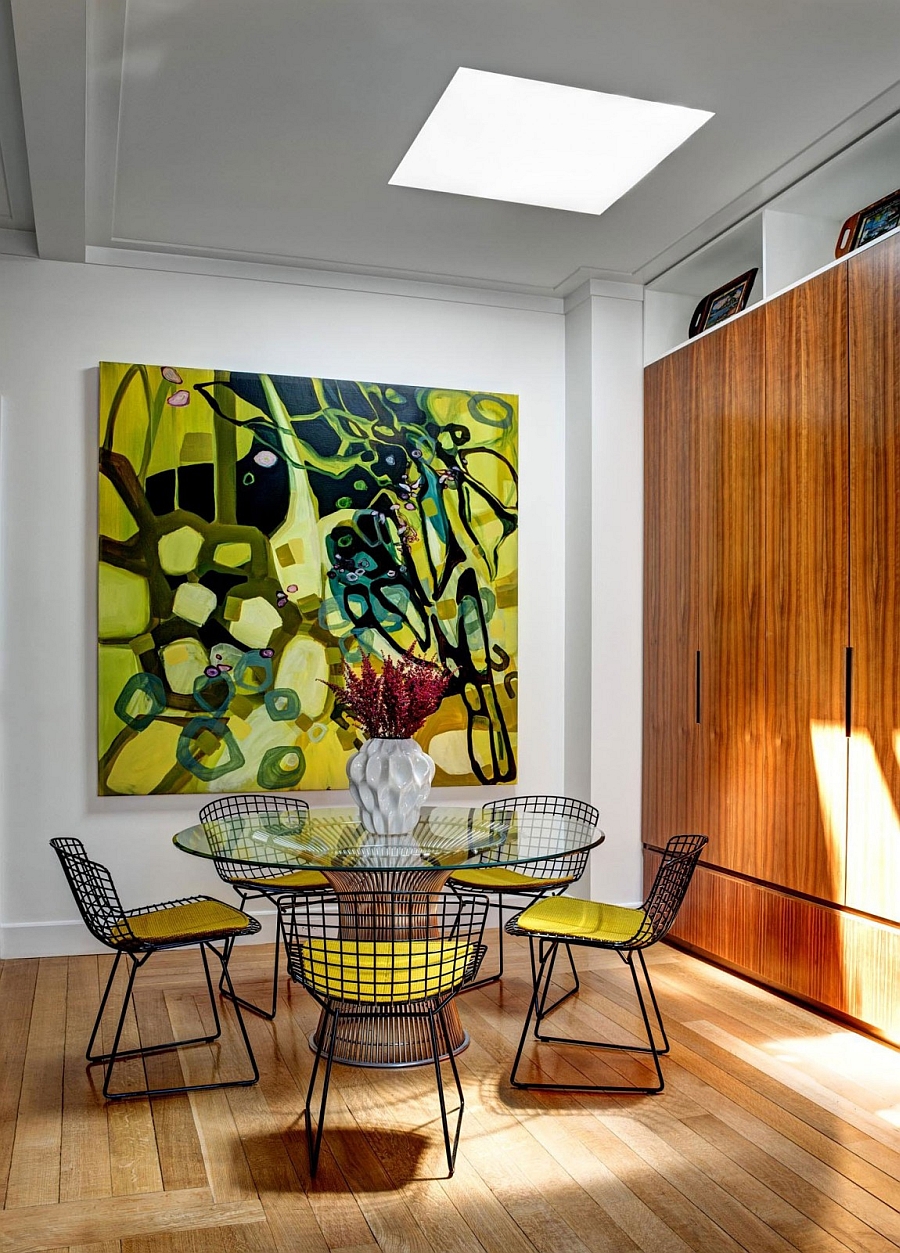 Small dining space with the iconic Platner table