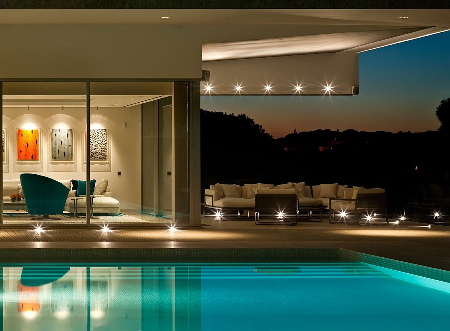 Smart LED lighting enlivens the cool contemporary deck