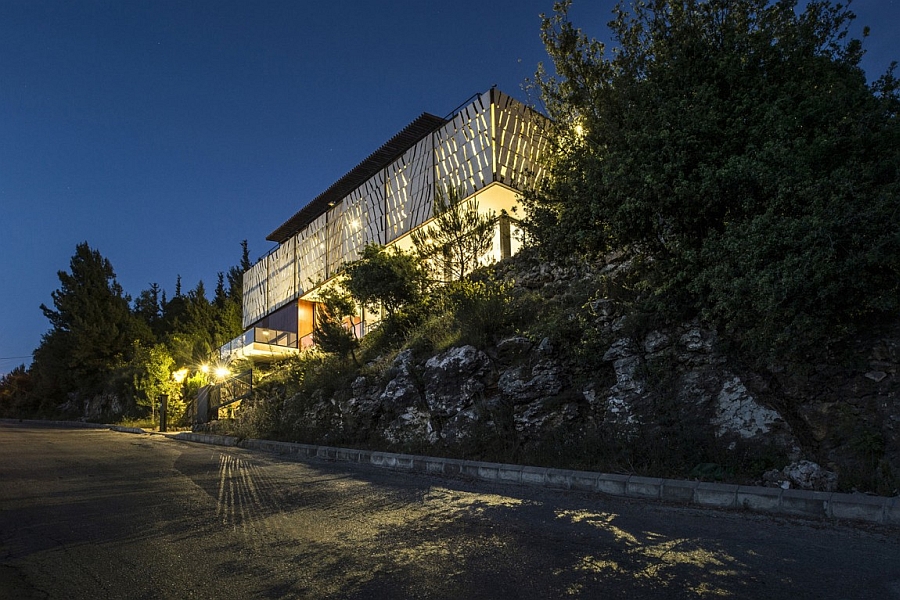Smart lighting adds to the appea of the sensational villa