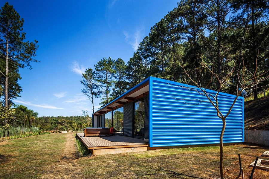 Stylish and relaxed deck space connecetd with the indoors