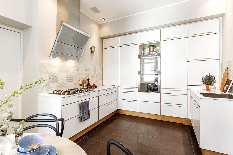 Traditional kitchen in white with smart arrangement