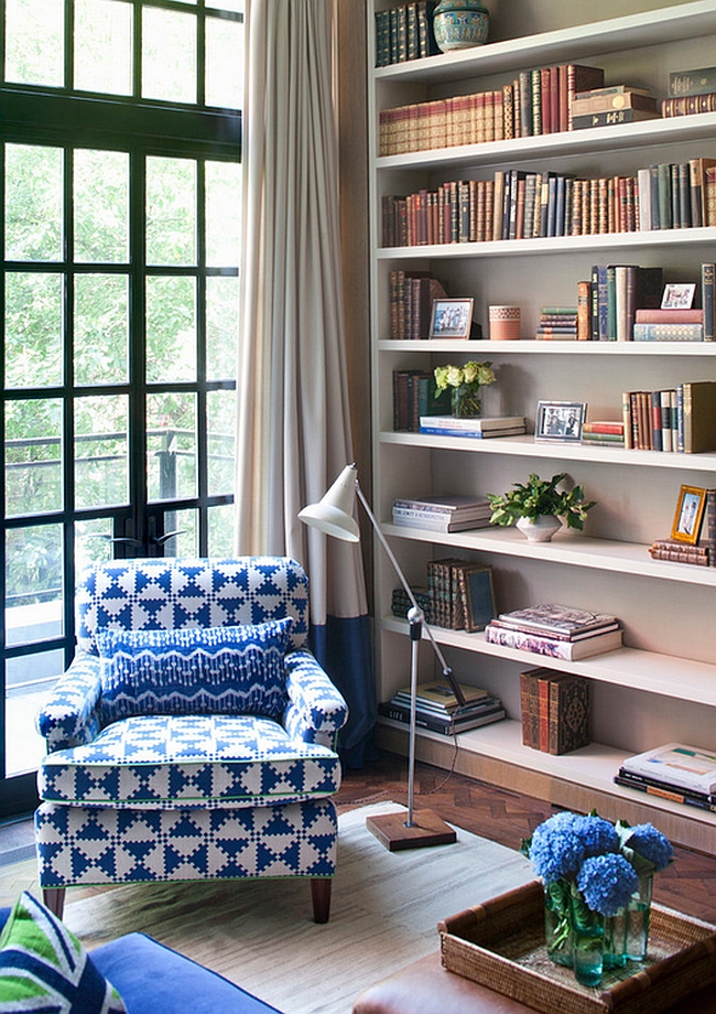 Turn the living room corner into a simple reading nook