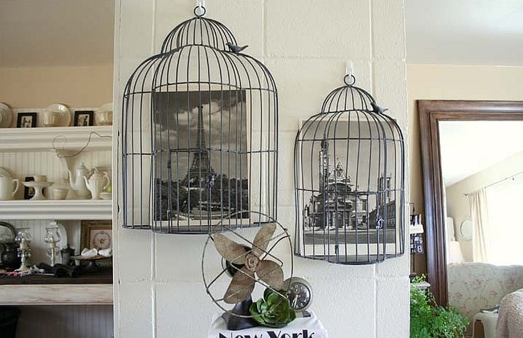 Bird cages give the living room a Tunisian touch