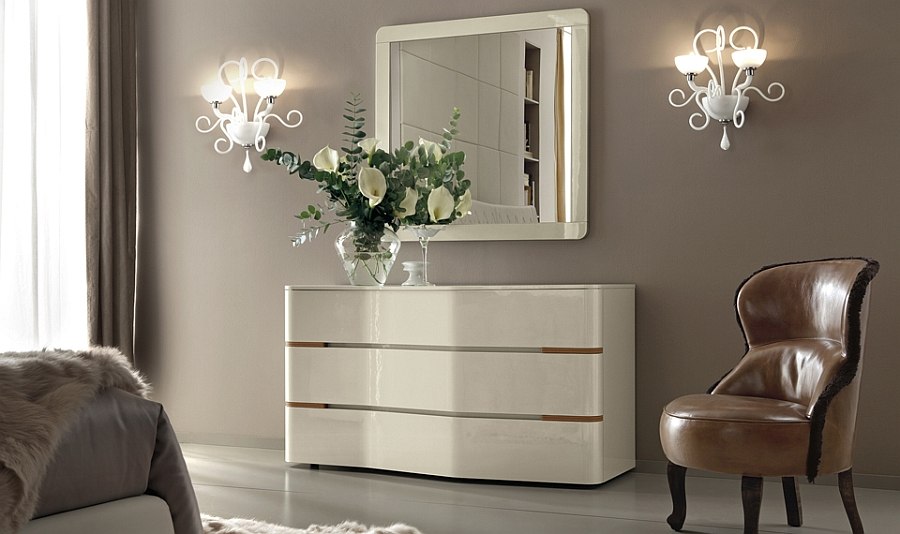 Curvy and glossy silhouette of the Grace drawer chest in the bedroom