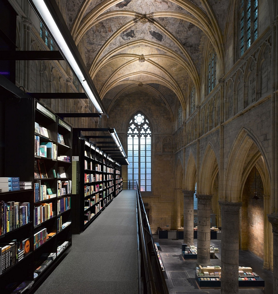 Exapnsive interior of the spectacular bookstore