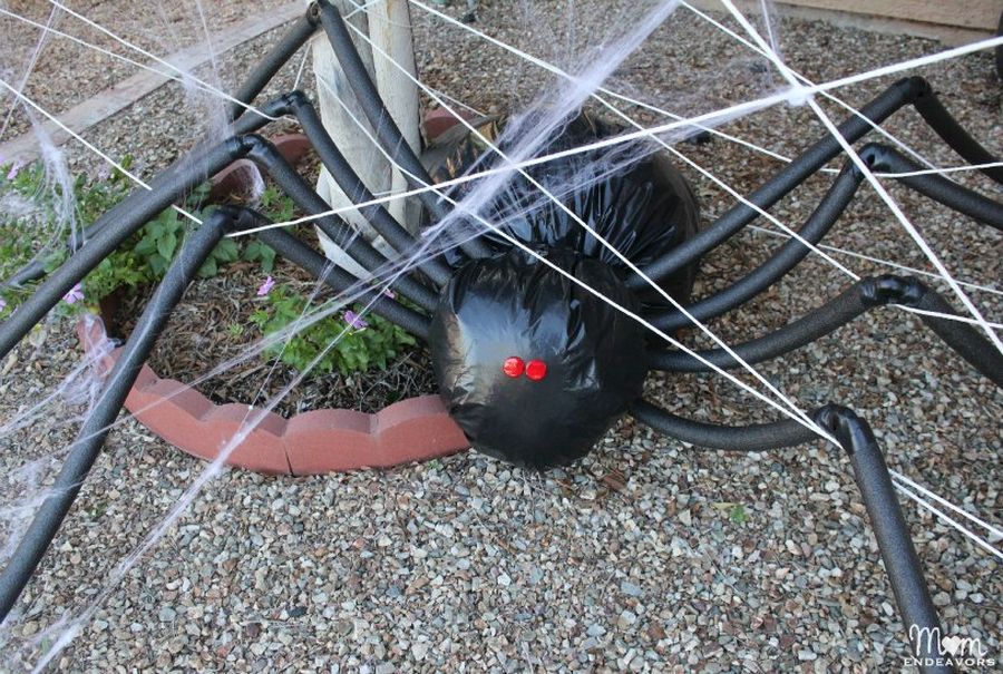 Giant DIY spider Idea for Halloween [From: Mom Endeavors]