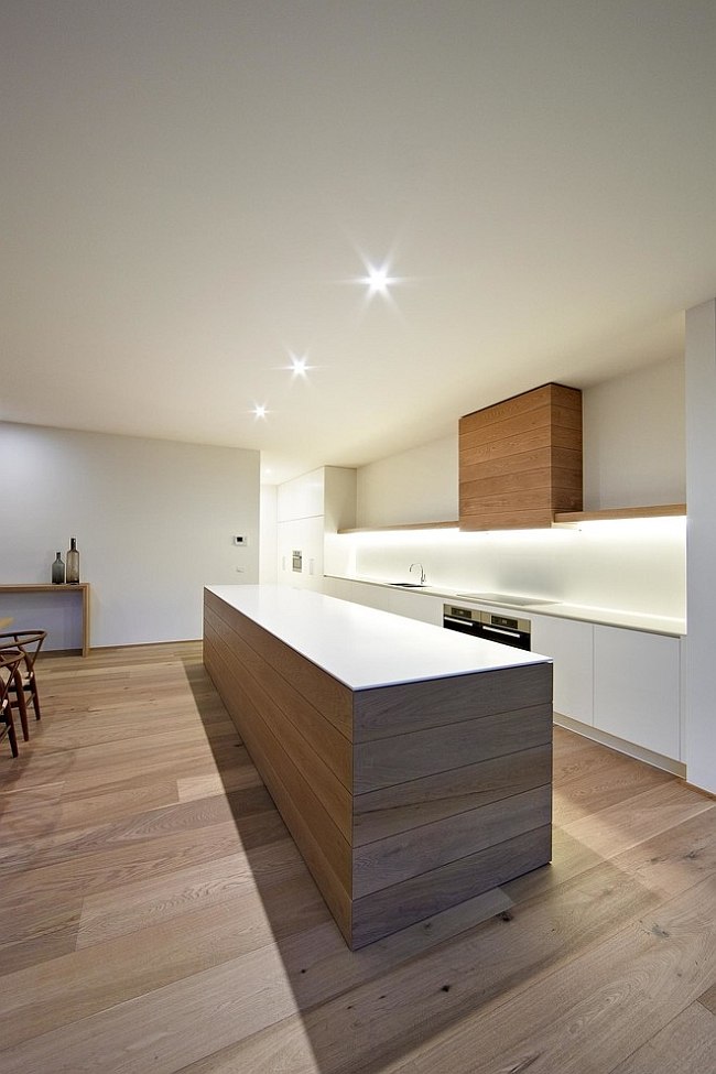 Gorgeous appeal adds to the style of the sleek kitchen