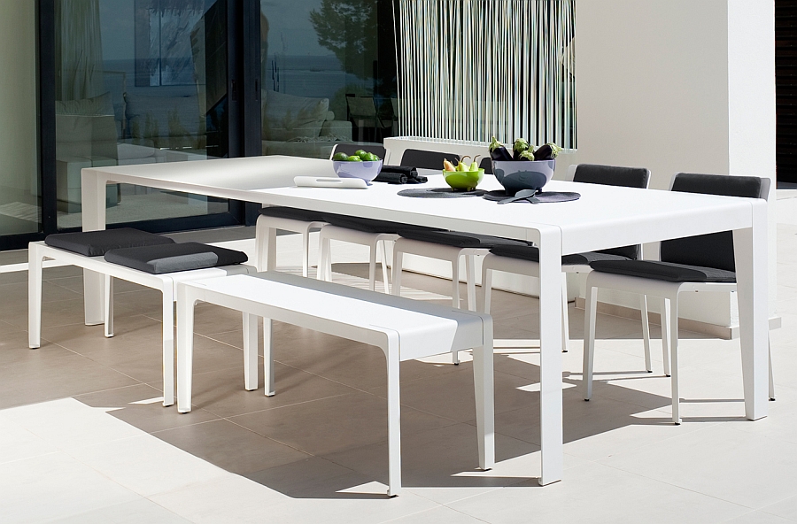 Gorgeous outdoor table and chairs with minimal style