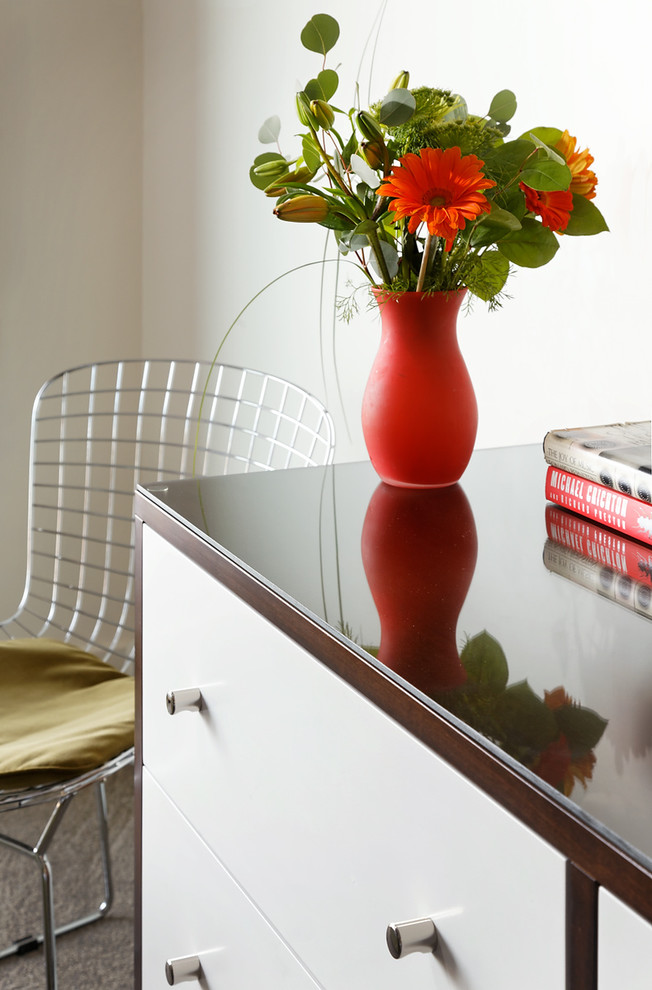 Lovely pops of red in the bedroom