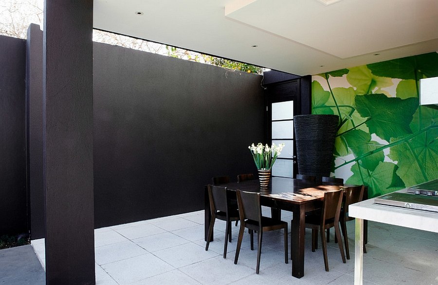 Modern patio in black with unique backdrop