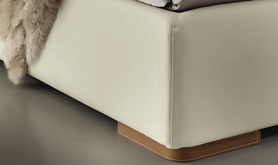 Plush Cognac Ecoleather with avorio stitching for the trendy bed