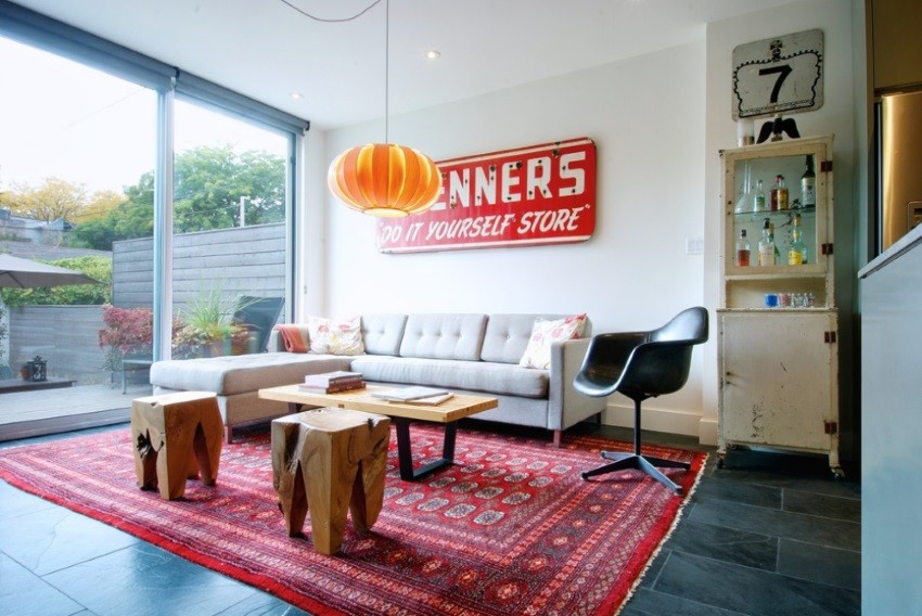 Red rug in a retro-meets-modern living room
