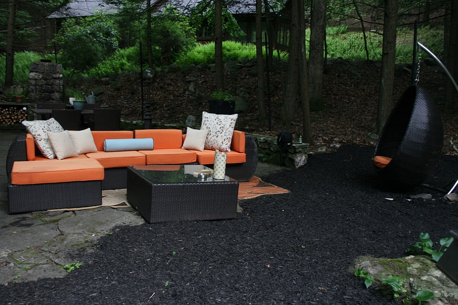 Relaxed outdoor living space in orange and black [By: Busybee Design]