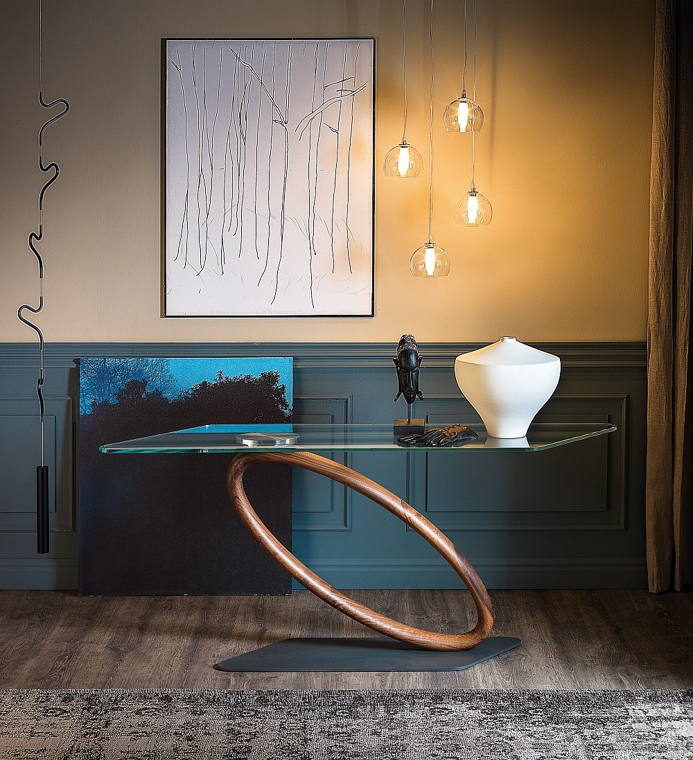 Sensational console with a sculptural Italian design