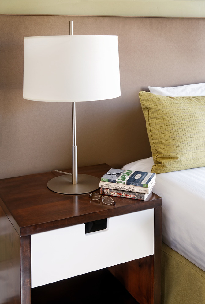 Simple and stylish bedside table idea