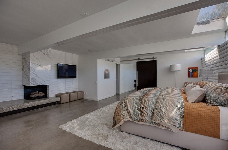 Skylight above the bed is indeed a unique addition to this mid century modern home