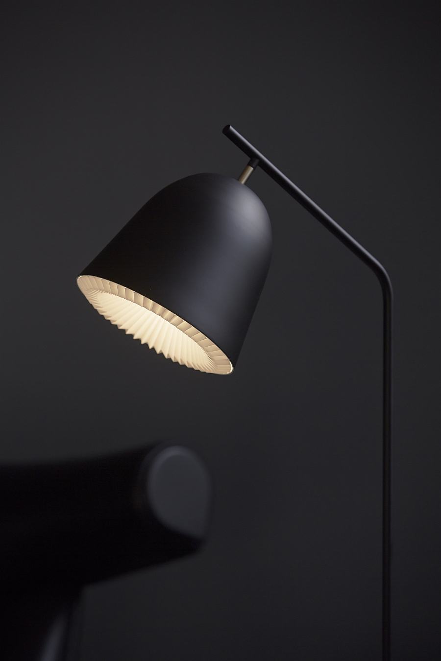 Slender and ergonomic design of the Cache floor lamp