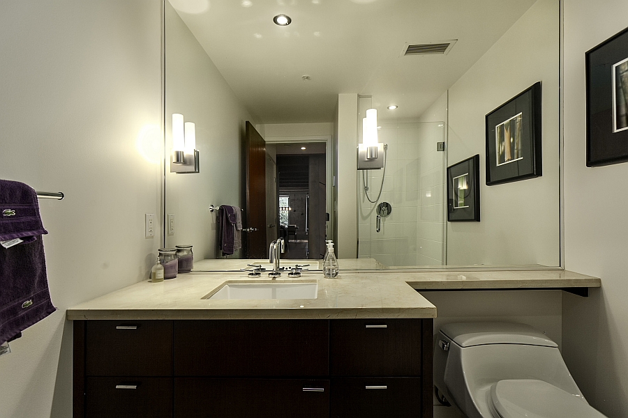 Small and stylish bathroom in white