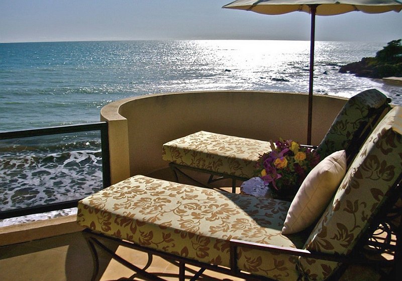 Small porch idea with a beautiful tropical style [Design: Malibu Beach Sober Living]