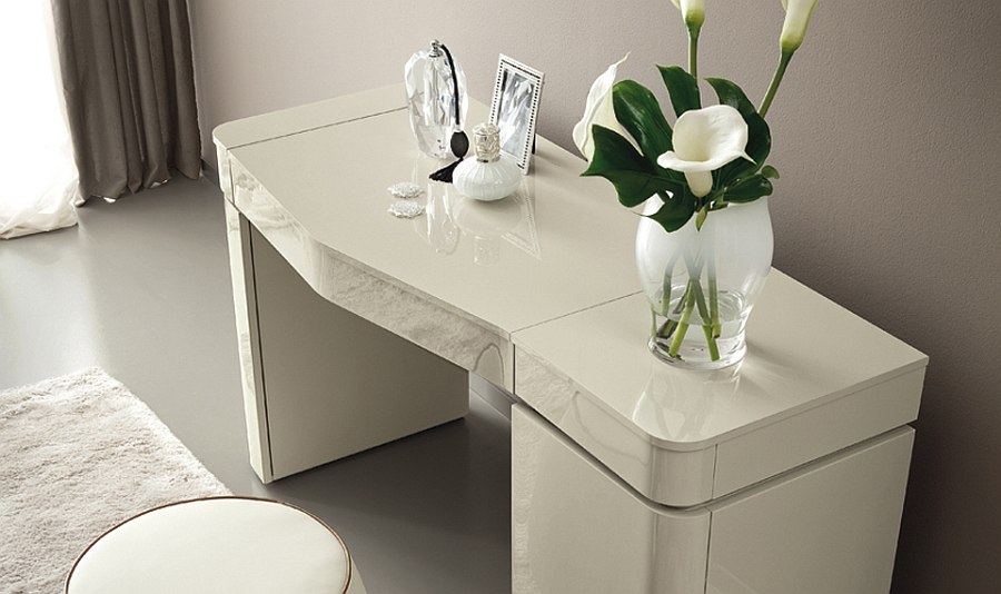 Trendy and sophisticated design of the bedroom console from Grace collection