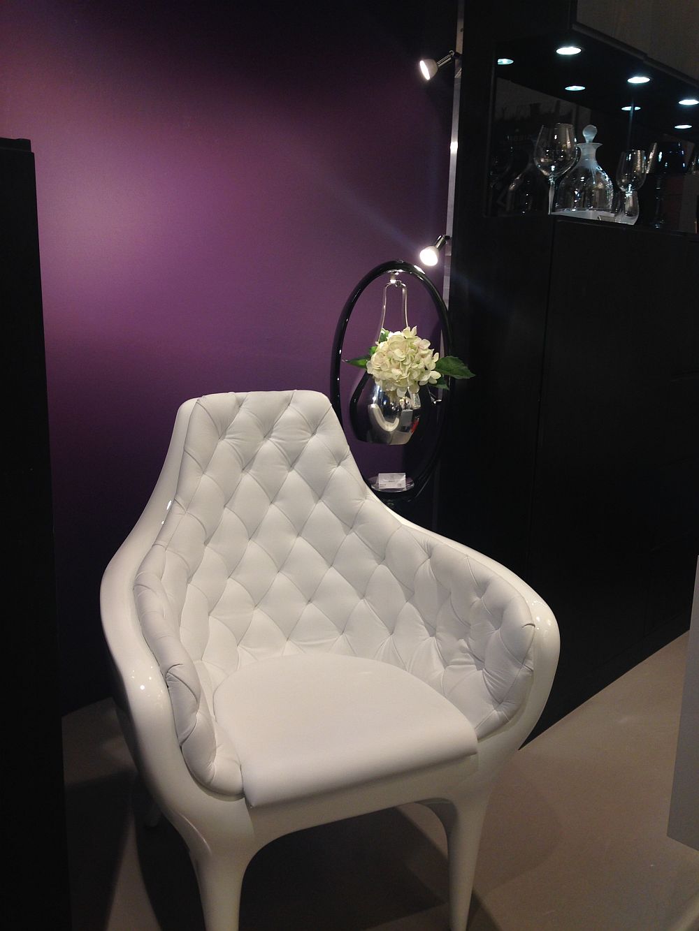 White upholstery Showtime armchair - BD Barcelona