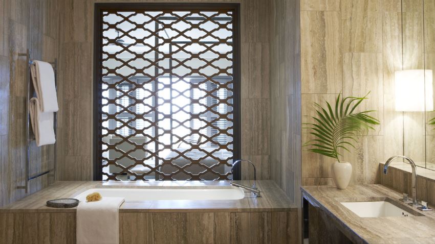 Caribbean accents in a modern bathroom