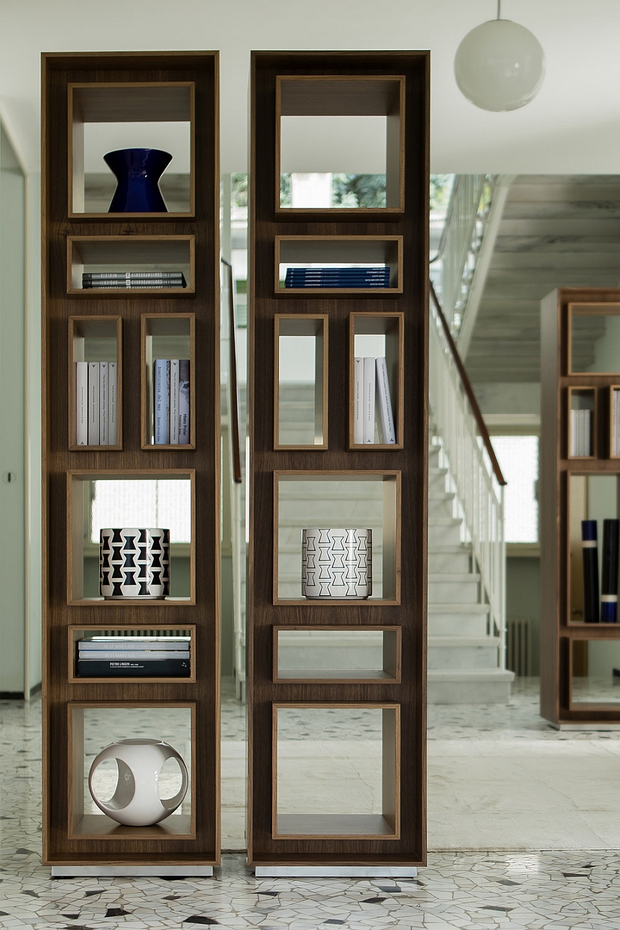 Elegant bookshelves can be used to create a more eloborate composition