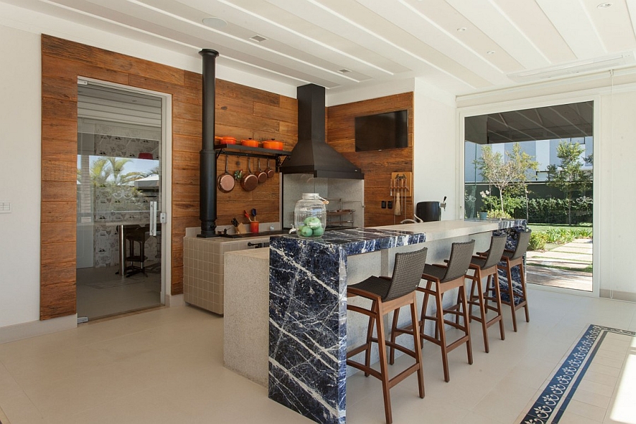 Fabulous kitchen with a breakfast bar