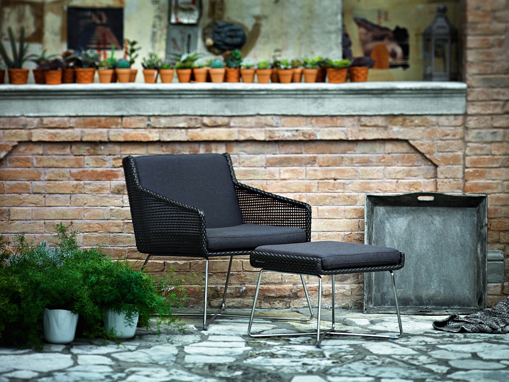 Gorgeous Avalon outdoor lounger in cool black