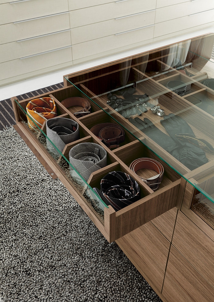 Island unit in the walk-in wardrobe with small compartments