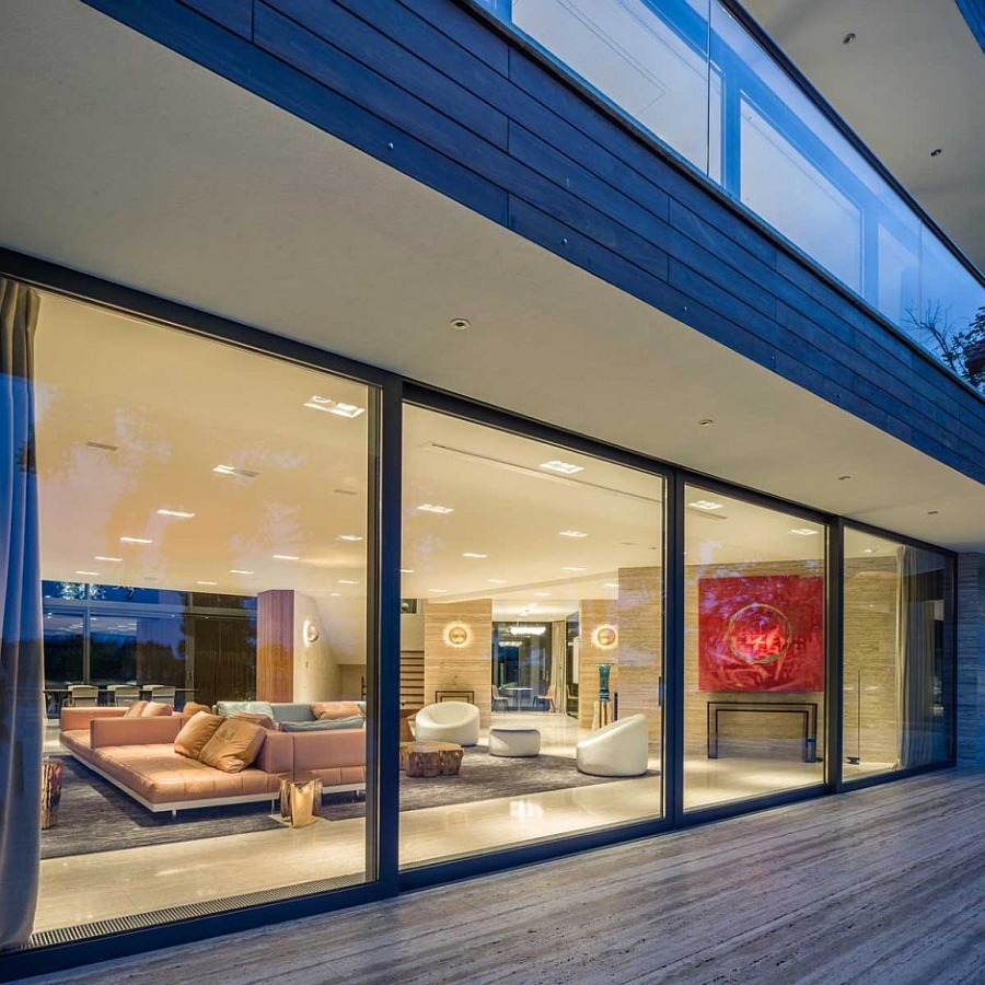 Living room extends outside thanks to the sliding glass walls