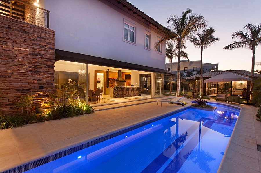 Luxurious Brazilian villa with an expansive backyard and pool area