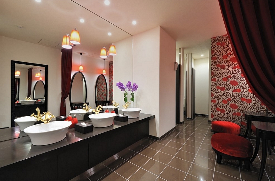 Ornate Japanese bathroom in black and red