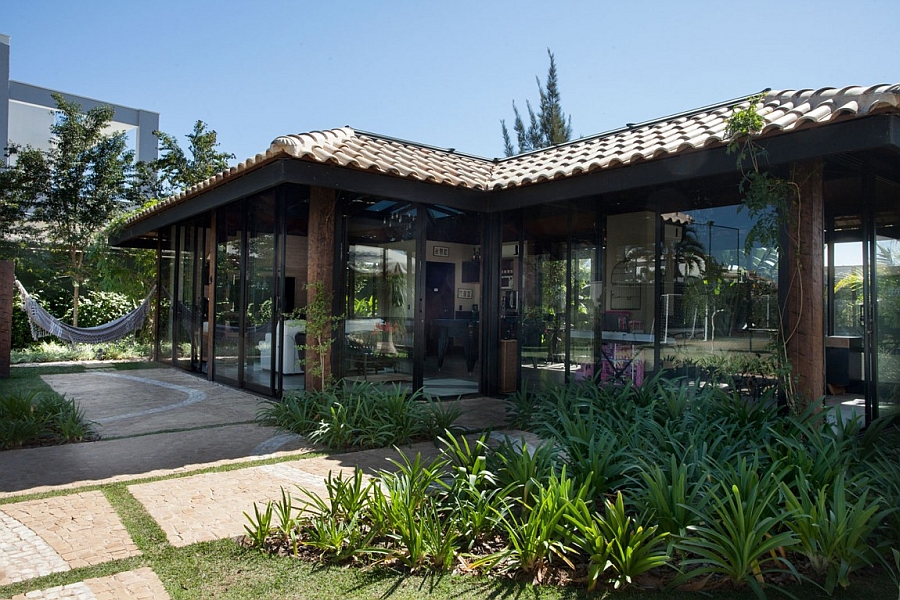 Outdoor glass pavillion of the Brazilian home