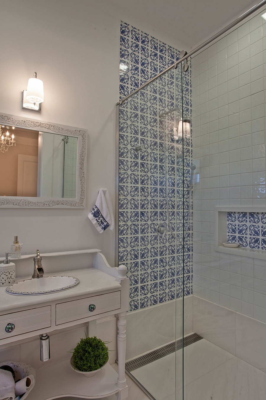 Splash of blue pattern using tile in the shower area