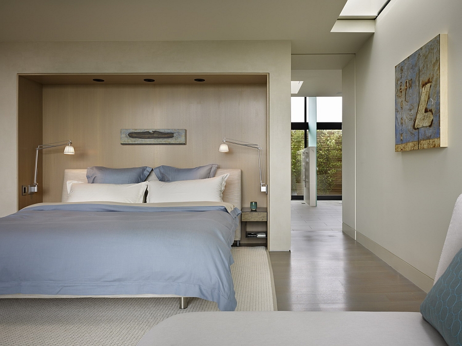 Stylish little nook and the recessed bed give the room a unique look