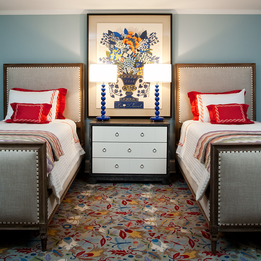 Wonderful use of table lamps to create symmetry in the bedroom