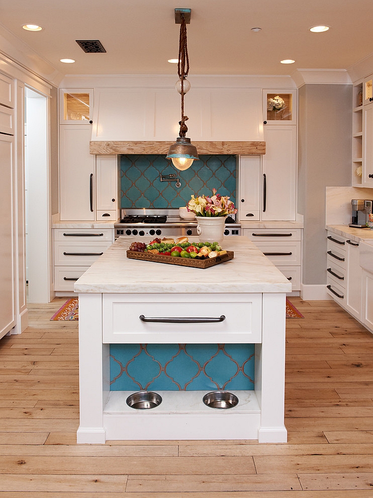 Beautiful blend of modern and Mediterranean styles in the kitchen [Design: Intimate Living Interiors]