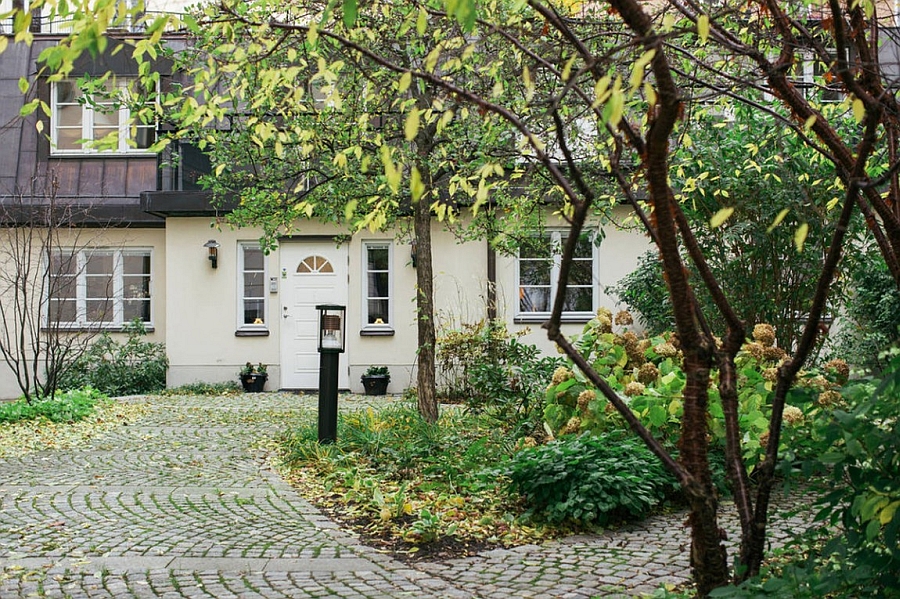 Beautiful greenery around the stylish home in Sweden