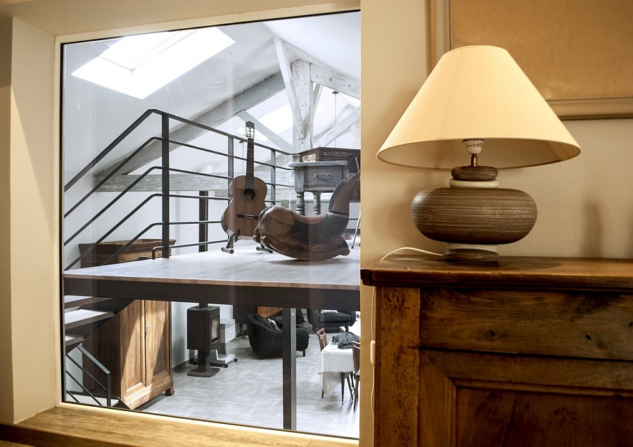 Beautiful table lamp and mirror in the hallway